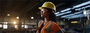 Técnico analisando documentação de Segurança do Trabalho